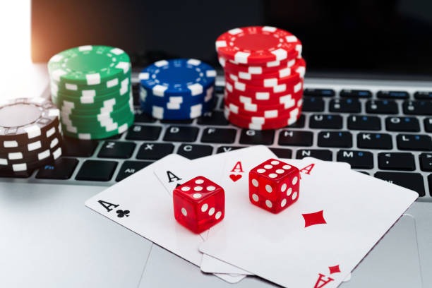 qq212 platform interface showing football markets, live-dealer tables, and slot games
